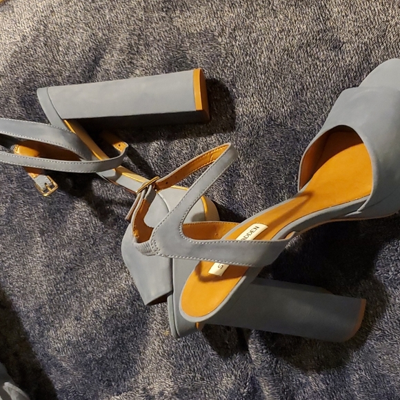 Beautiful shoes - Picture 3 of 3